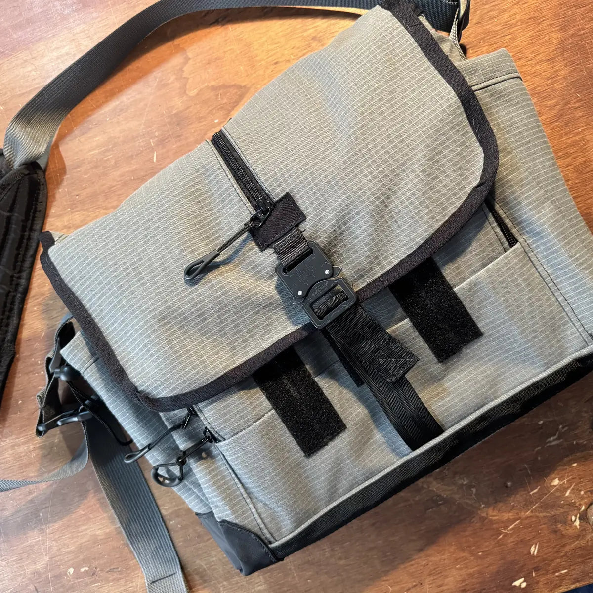 Bag front with side pocket and reinforced corners
