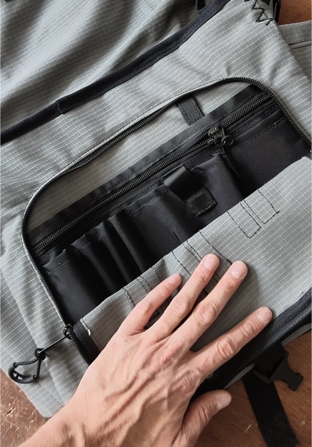 Open zip organiser with small divided pockets